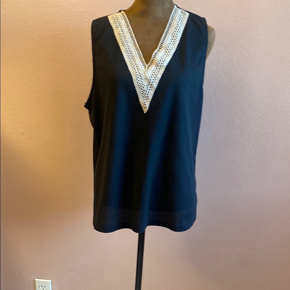 AKOUAER.Black Sleeveless Top with Lace Detail